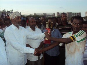 Lawmaker_Sheik_Yusuf_Ali_Eynte_presents_the_trophy_to_the_winning_team's_captain_Abdinaser_Ali_Sheik