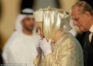 Queen Elizabeth II oo Timaha Asturaneeysa ka hor inta aysan Masjidka galin.