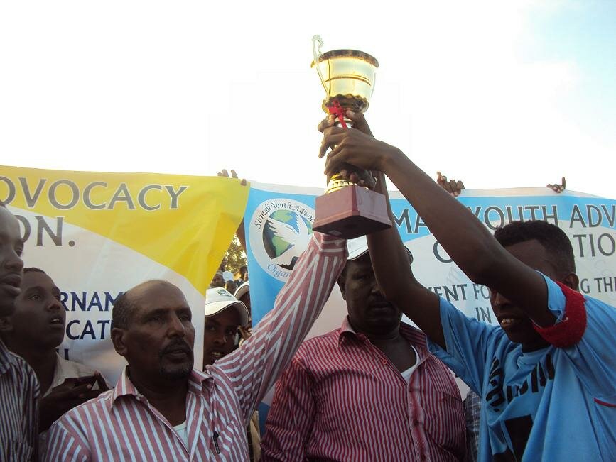SFF_deputy_President_presents_the_trophy_to_the_Hodon_district_team_captain_Abid_Mohamed_Yusuf