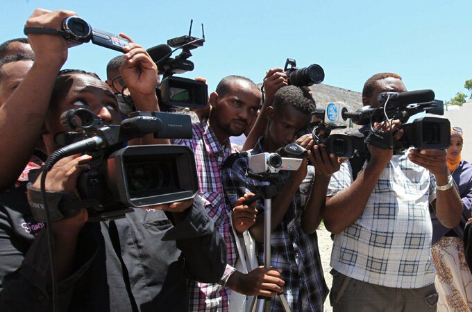 Somali journalists demonstrate against an article appearing in the British paper The Guardian calling them corrupt, in capital Mogadishu
